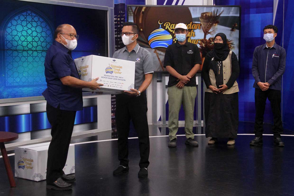 VP News and Media & President Direktour Metro TV Don Bosco Selamun (kiri) memberikan secara simbolis bikinsan Ramdan yang berisikan Sembako, Kue Kalengan, Sirup dan Mie Instan kepada perwakilan karyawan Media Group di Studio I Metro TV, Jakarta, Jumat, 8 April 2022.