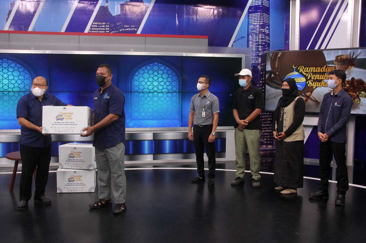 Parsel tersebut berisikan aneka sembako hingga makanan ringan. Mulai dari beras, minyak hingga makanan instan. Hal ini sebagai salah satu bentuk kepedulian dan berbagi saat ramadan. Ungkapan syukur dan rasa kebersamaan menjadi inti di tiap pembagian bingkisan yang telah menjadi tradisi tahunan di Media Group.