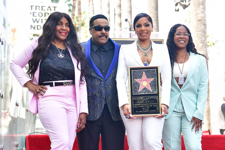 Ashanti adalah vokalis tamu di lagu rapper Always on Time, singel nomor satu Hot 100 pertamanya dan singel keduanya. Dia tampil di lagu Ja Rule tahun 2004 Wonderful, yang menempati posisi kelima di Billboard Hot 100.