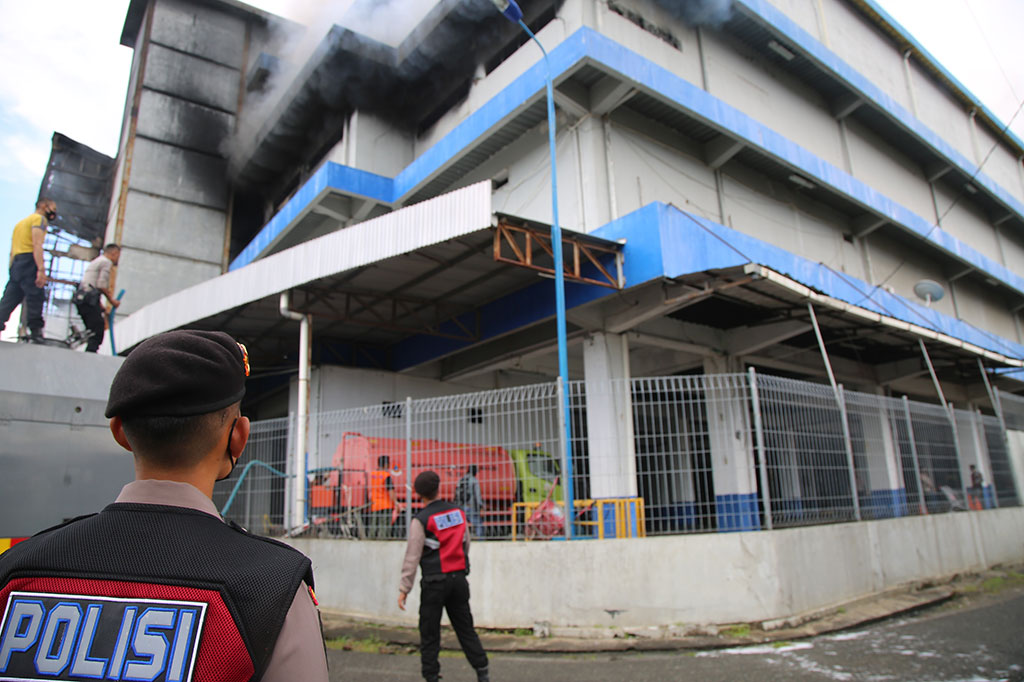 Tim Laboratorium Forensik (labfor) Cabang Sumatera Utara bersama tim identifikasi Polresta Banda Aceh dan Polda Aceh  melakukan olah kejadian perkara (TKP) untuk mengetahui penyebab pasti kebakaran Suzuya Mall Banda Aceh.