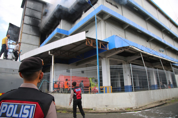 Tim Laboratorium Forensik (labfor) Cabang Sumatera Utara bersama tim identifikasi Polresta Banda Aceh dan Polda Aceh  melakukan olah kejadian perkara (TKP) untuk mengetahui penyebab pasti kebakaran Suzuya Mall Banda Aceh.