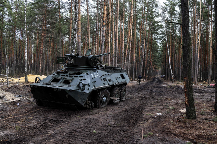 Sebuah kendaraan lapis baja yang hancur terlihat di base camp Rusia yang kosong di dekat Buda-Babynetska, utara Kiev, pada 5 April 2022.