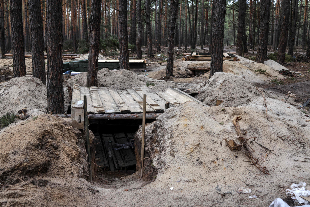 Sebuah parit terlihat di base camp Rusia yang kosong di dekat Buda-Babynetska, utara Kiev, pada 5 April 2022.