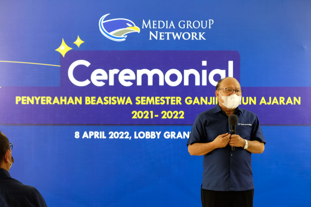 President Director Metro TV Don Bosco Selamun memberikan sambutan dalam acara ceremonial pembagian beasiswa bagi anak karyawan Media Group berprestasi di kantor Media Group, Kedoya Selatan, Jakarta Barat, Jumat, 8 April 2022.