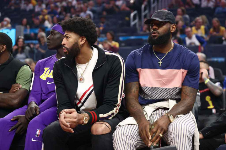 LeBron James harus menutup musimnya di NBA 2021/22 lebih awal setelah Los Angeles Lakers memutuskan sang megabintang harus beristirahat untuk memulihkan cedera pergelangan kaki yang dideritanya. James dipastikan absen dari dua laga pemungkas Lakers di musim reguler.