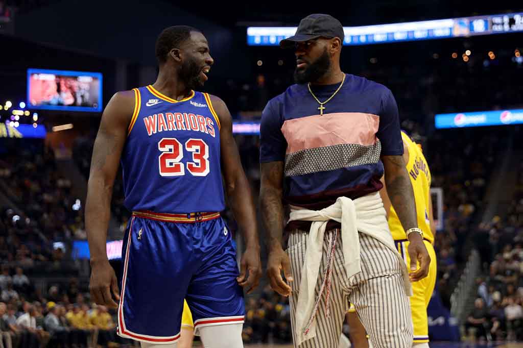 Pada 19 Maret lalu, James berhasil melewati Karl Malone untuk menempati peringkat kedua top skor sepanjang masa NBA. Ia kini telah mengemas 37.062 poin dan hanya tertinggal dari Kareem Abdul-Jabbar yang berada di pucuk dengan 38.387 poin.