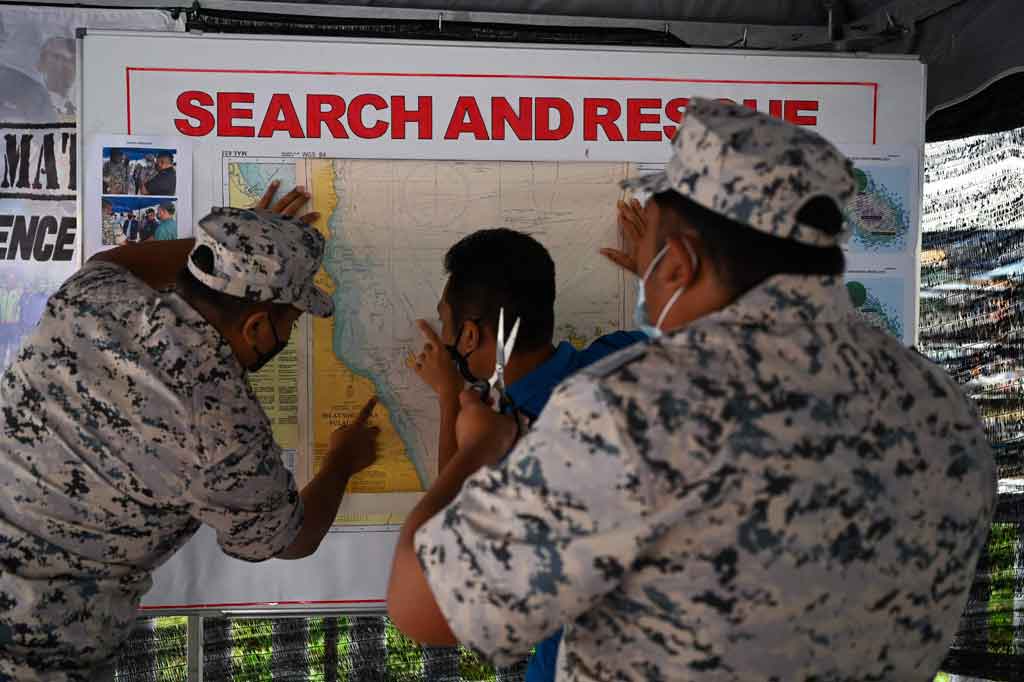 Operasi pencarian dan penyelamatan telah diperluas, dengan helikopter, pesawat, kapal, penyelam dan jet ski melihat area yang luas.