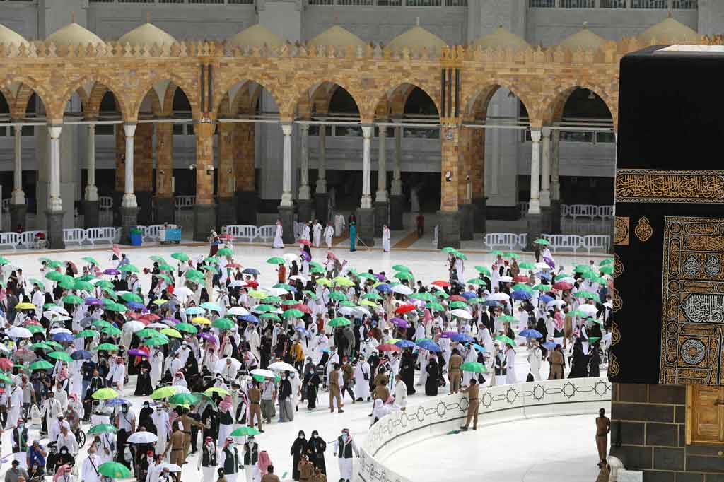 Jemaah melakukan tawaf wada di Masjidil Haram, Mekkah, Arab Saudi, pada ibadah haji 2021 lalu. Arab Saudi, Sabtu, 9 April 2022, menyatakan akan mengizinkan satu juta Muslim dari dalam dan luar negeri untuk melaksanakan ibadah haji tahun ini, peningkatan tajam setelah pembatasan pandemi memaksa dua tahun pengurangan haji secara drastis.