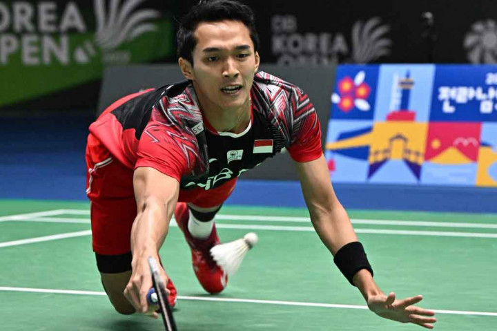 Pebulu tangkis tunggal putra Indonesia Jonatan Christie berusaha mengembalikan bola ke arah unggulan kelima Kidambi Srikanth pada semifinal Korean Open 2022, Sabtu, 9 April 2022.
