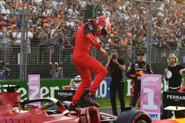 Pembalap Ferrari Charles Leclerc melakukan selebrasi setelah mengklaim pole position Grand Prix Australia pada Sabtu, 9 April 2022. 