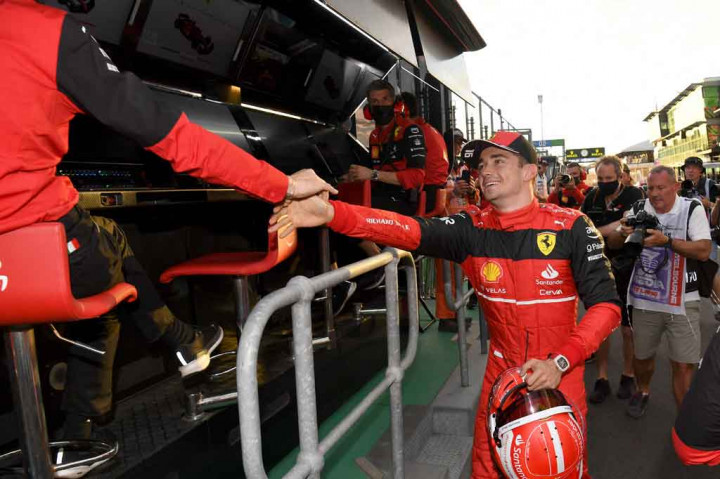 Leclerc mencetak lap terbaik satu menit 17,868 detik lewat upaya terakhirnya di Q3 demi menggeser Verstappen ke P2 dengan margin 0,286 detik.