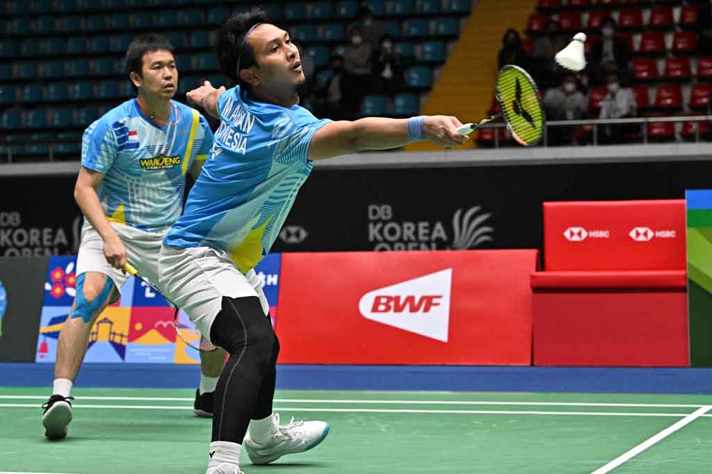 Ganda putra Indonesia Hendra Setiawan/Mohammad Ahsan berusaha mengembalikan bola ke arah lawannya, pasangan peringkat ke-225, Kang Minhyuk/Seo Seung Jae di  semifinal Korean Open 2022 di Suncheon, Sabtu, 9 April 2022.