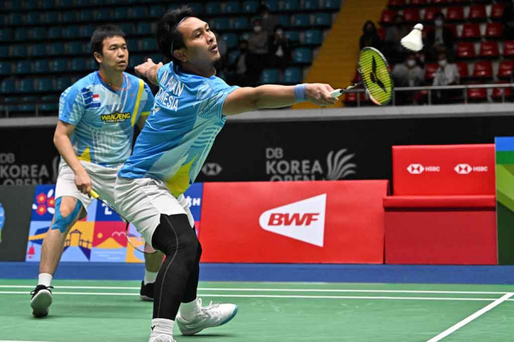 Ganda putra Indonesia Hendra Setiawan/Mohammad Ahsan berusaha mengembalikan bola ke arah lawannya, pasangan peringkat ke-225, Kang Minhyuk/Seo Seung Jae di  semifinal Korean Open 2022 di Suncheon, Sabtu, 9 April 2022.