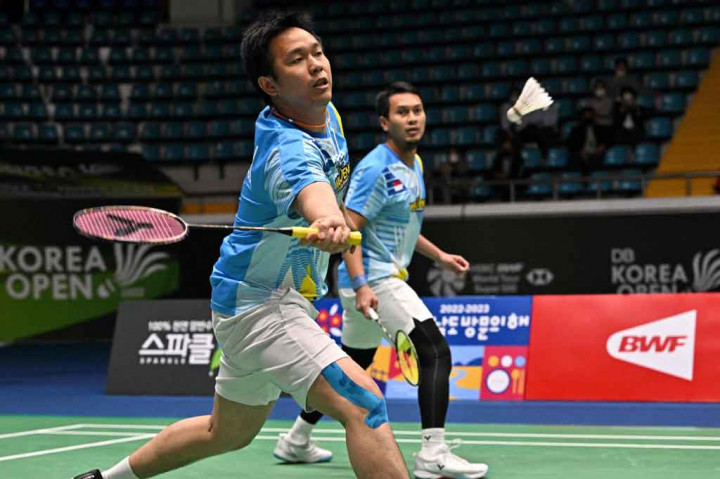 Ganda putra peringkat dua dunia, Hendra Setiawan/Mohammad Ahsan harus mengakui keunggulan pasangan peringkat ke-225, Kang Minhyuk/Seo Seung Jae pada  semifinal Korean Open 2022 di Suncheon, Sabtu, 9 April 2022.