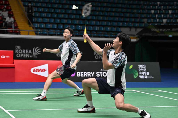 Pasangan berjuluk The Daddies tersebut kalah dalam rubber game 16-21, 21-17, 9-21 oleh wakil tuan rumah setelah berjuang selama 56 menit.