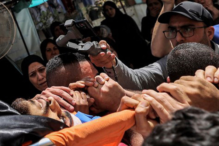 Kementerian kesehatan Palestina mengatakan bahwa setidaknya satu orang Palestina meninggal ditembak Israel, sementara Bulan Sabit Merah mengatakan 12 lainnya terluka.