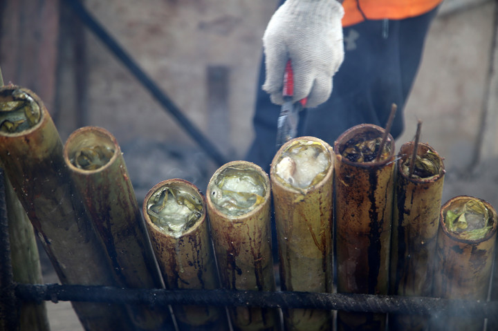 Banyak ragam makanan khas tradisi Aceh saat ramadan, salah satunya yaitu Lemang yang terbuat dari beras ketan dan santan yang dimasak menggunakan bambu kemudian dibakar.