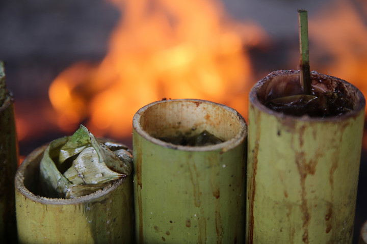 Kemudian, lemang dimasak di dalam seruas bambu lalu dibakar di atas bara api yang sedang tidak boleh terlalu besar dan tidak boleh terlalu kecil apinya selama 8 jam.