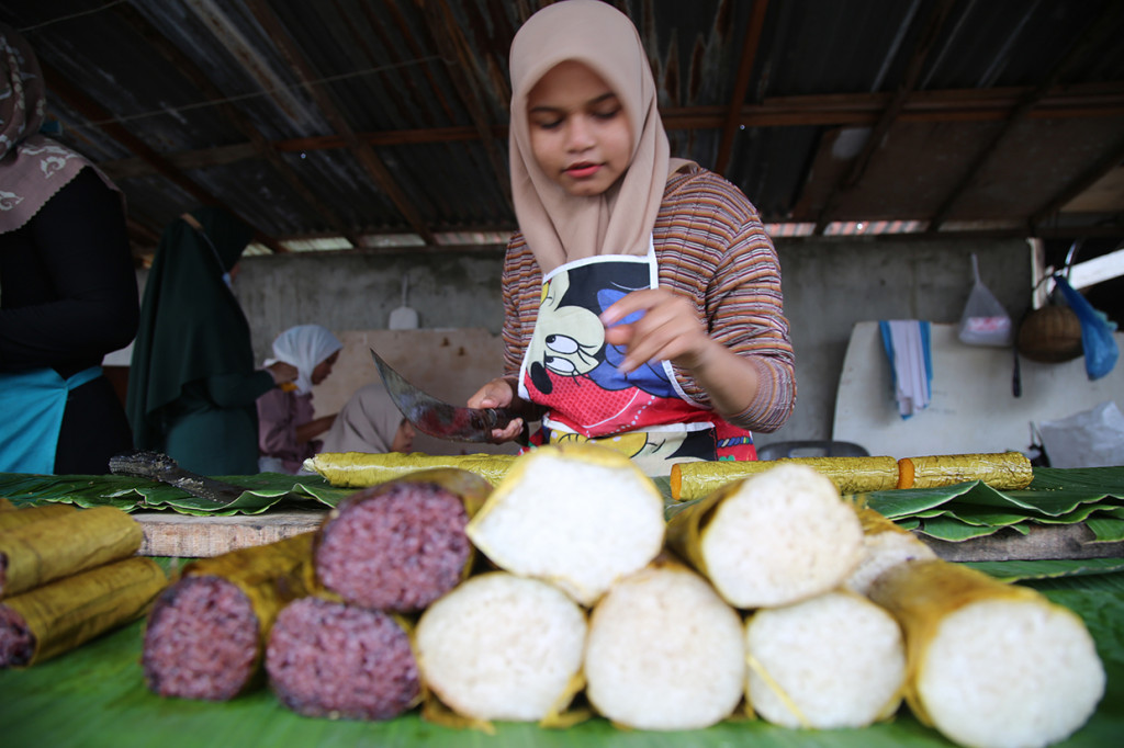 Untuk prosesnya, awalnya lemang digulung terlebih dahulu pada selembar daun pisang.
