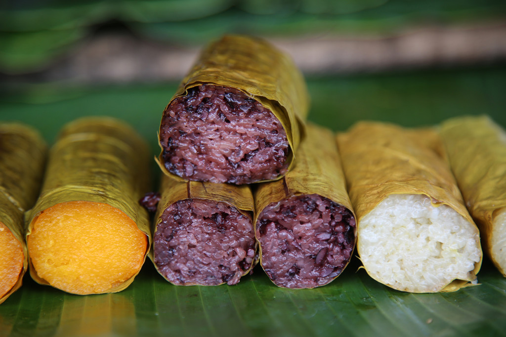Setelah matang dalam bakaran bara api, lemang dipotong kecil-kecil untuk selanjutnya siap di santap dengan selai srikaya.