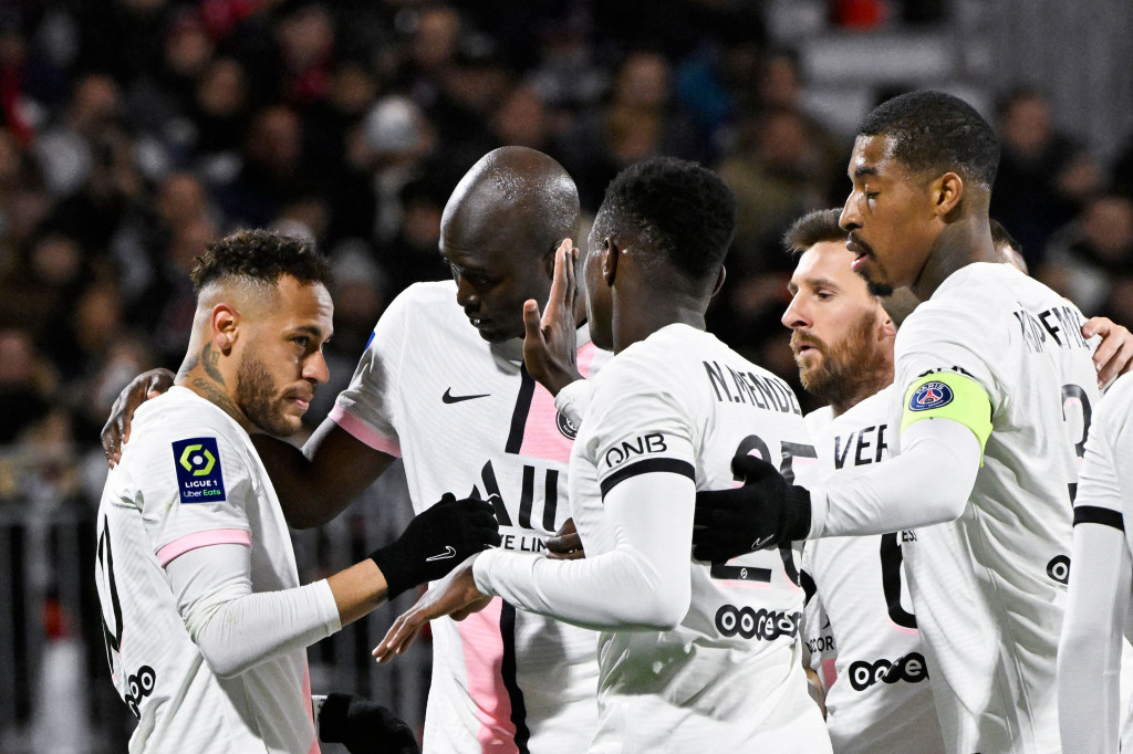 Paris Saint-Germain pesta gol 6-1 saat melawan Clermont Foot pada pekan ke-31 Ligue 1 atau Liga Perancis 2021-2022. Neymar dan Kylian Mbappe mencetak hattrick untuk memenangkan PSG.