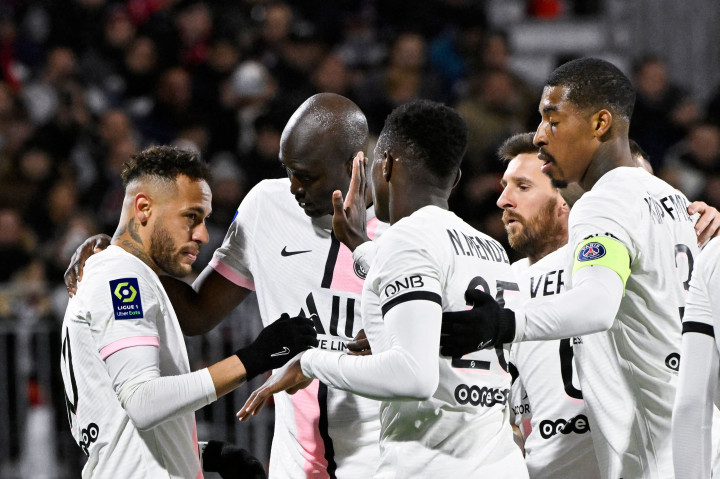 Paris Saint-Germain pesta gol 6-1 saat melawan Clermont Foot pada pekan ke-31 Ligue 1 atau Liga Perancis 2021-2022. Neymar dan Kylian Mbappe mencetak hattrick untuk memenangkan PSG.