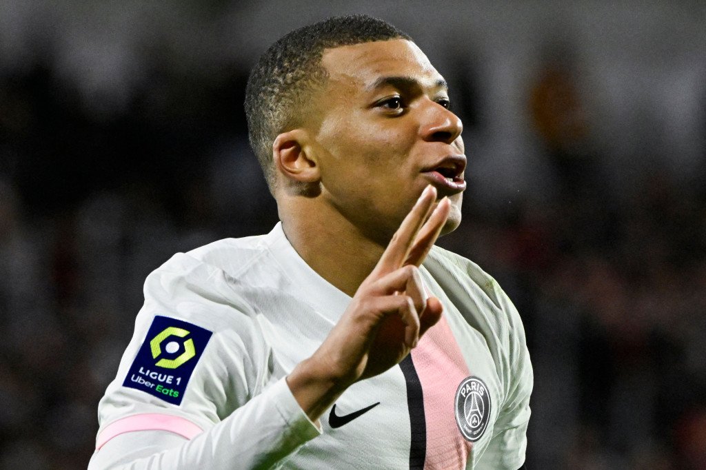 Kylian Mbappe melakukan selebrasi usai mencetak gol ke gawang Clermont Foot pada pekan ke-31 Ligue 1 atau Liga Perancis 2021-2022. 