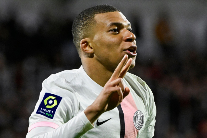 Kylian Mbappe melakukan selebrasi usai mencetak gol ke gawang Clermont Foot pada pekan ke-31 Ligue 1 atau Liga Perancis 2021-2022. 
