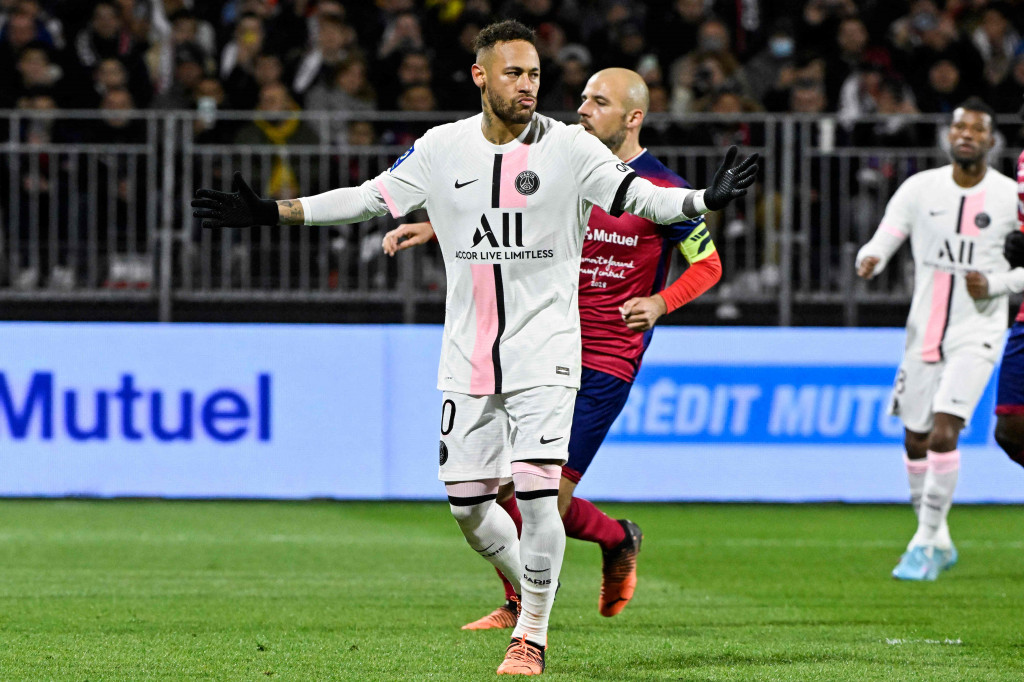 Neymar melakukan selebrasi usai mencetak gol ke gawang Clermont Foot pada pekan ke-31 Ligue 1 atau Liga Perancis 2021-2022. 