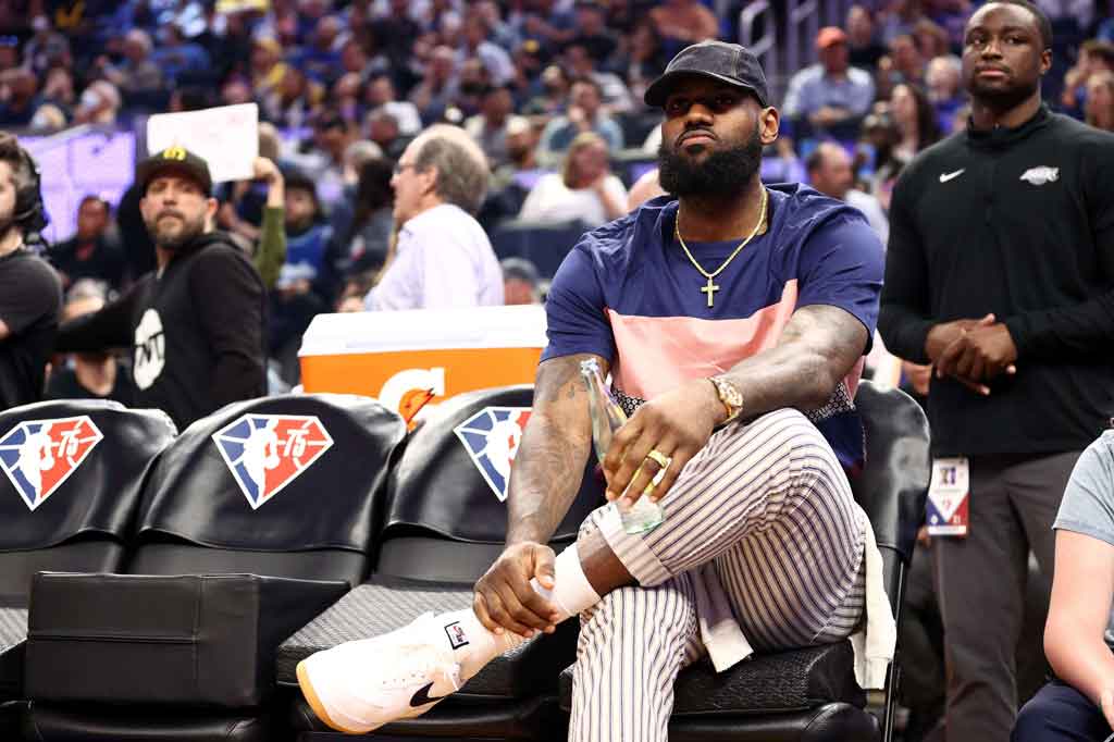 LeBron James harus menutup musimnya di NBA 2021/22 lebih awal setelah Los Angeles Lakers memutuskan sang megabintang harus beristirahat untuk memulihkan cedera pergelangan kaki yang dideritanya. James dipastikan absen dari dua laga pemungkas Lakers di musim reguler.