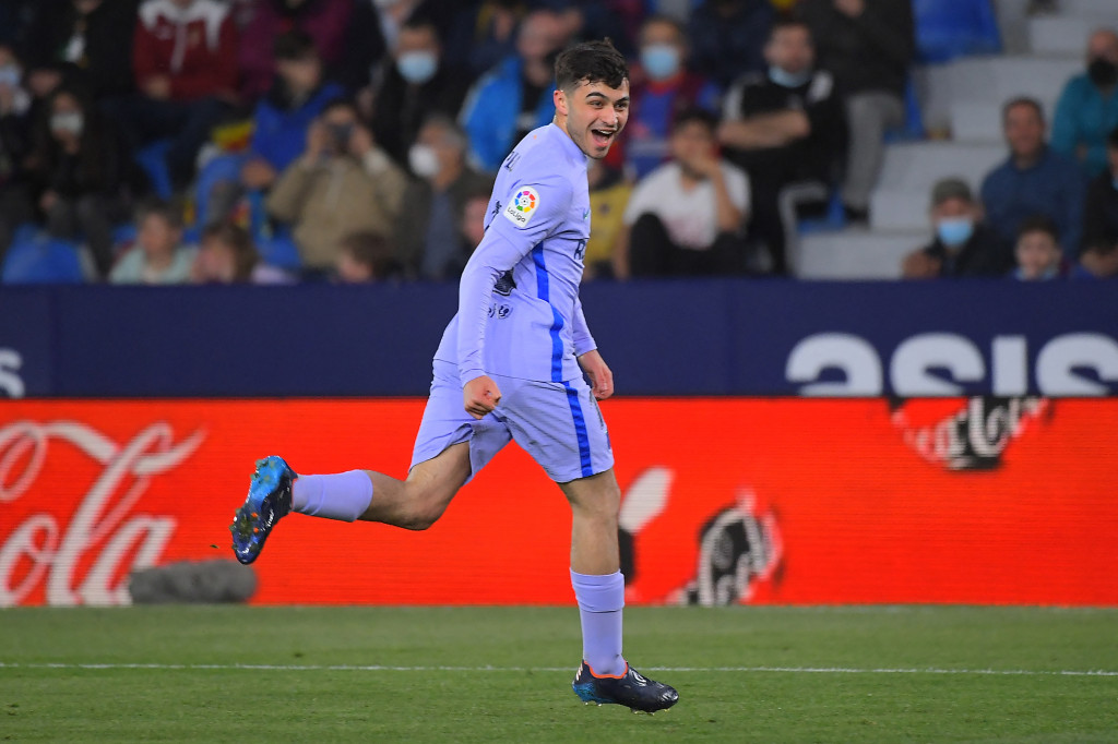 Pedri membalikkan kedudukan untuk Barcelona empat menit berselang.