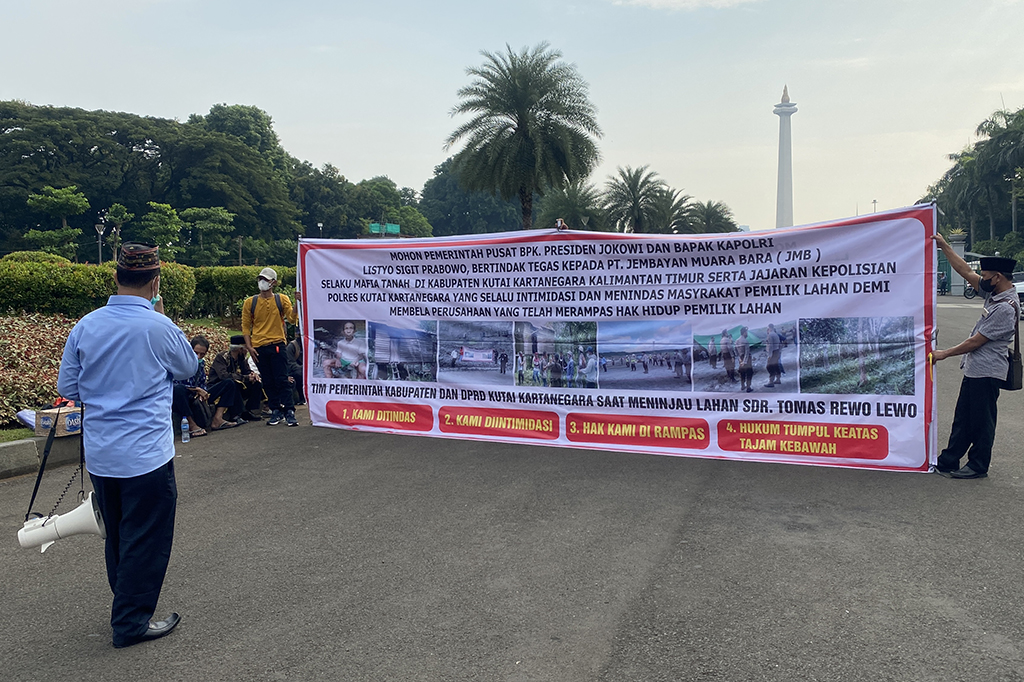 Sementara itu, sudah ada demonstran yang mengatasnamakan masyarakat dari Kabupaten Kutai Kartanegara, Kalimantan Timur.