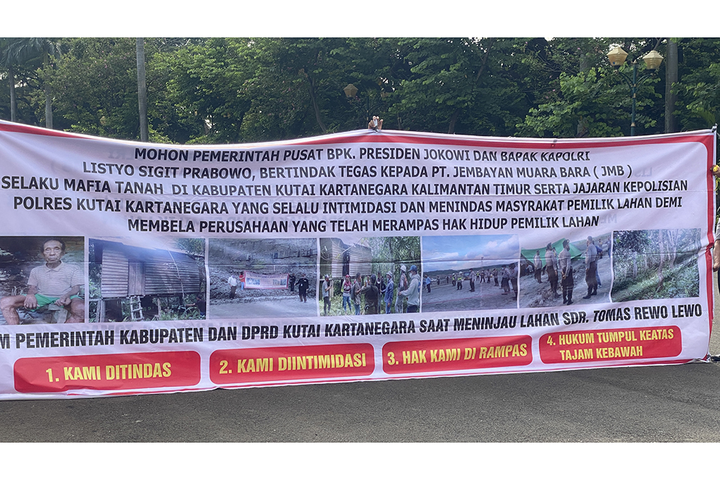  Mereka menuntut Presiden Joko Widodo (Jokowi) dan Polri mengusut mafia tanah.