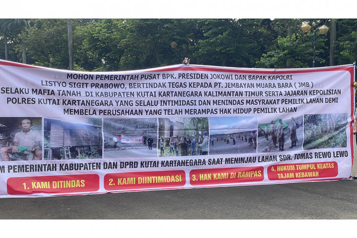  Mereka menuntut Presiden Joko Widodo (Jokowi) dan Polri mengusut mafia tanah.