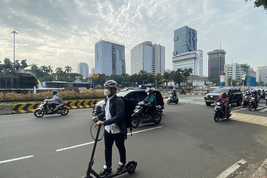Arus lalu lintas dari arah Harmoni, Jakarta Pusat, menuju Monas terpantau ramai lancar. Begitu juga arah sebaliknya dari Monas menuju Harmoni. 