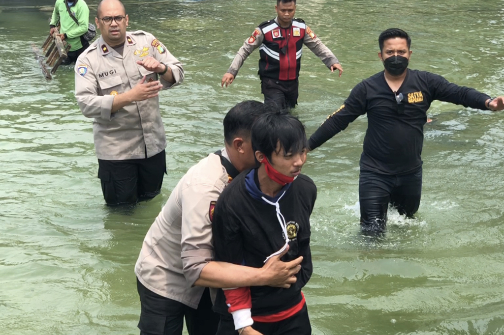Polisi mengamankan seorang pemuda yang diduga hendak unjuk rasa di Kawasan Monas, Jakarta Pusat. Pemuda itu bahkan naik ke tugu yang berada di tengah bundaran air mancur.