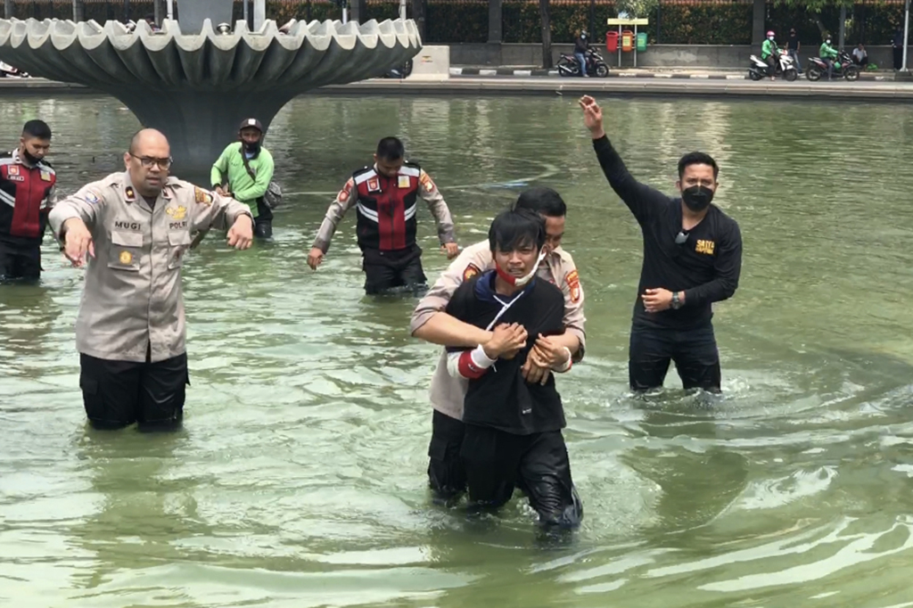 Sekitar pukul 11.50 WIB, dia nekat naik ke atas tugu yang berada di tengah air mancur. Lima orang polisi dan satu orang petugas Dinas Kehutanan DKI Jakarta langsung mengevakuasi pemuda tersebut.