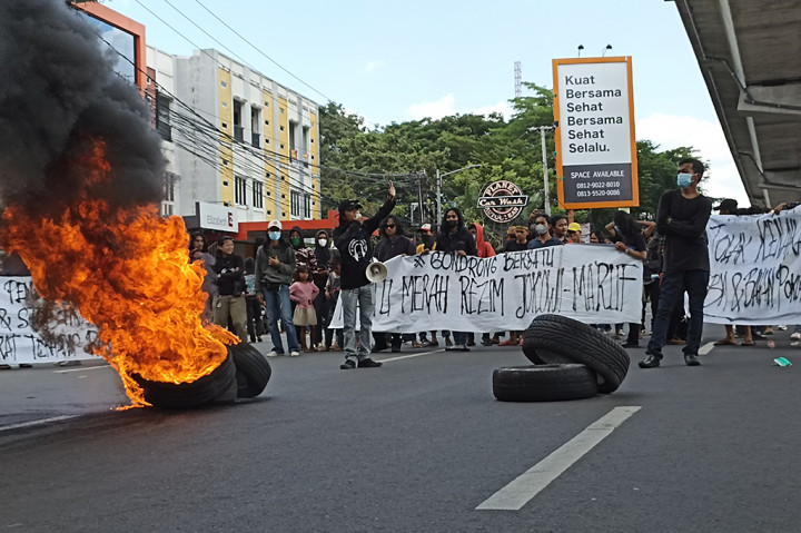 Salah satu kelompok mahasiswa yang menutup jalan adalah dari Badan Eksekutif Mahasiswa Yayasan Pembangunan Indonesia Makassar (Yaspim). Mereka menutup jalan A. Pangeran Pettarani, Makassar yang mengarah ke Utara Makassar. 