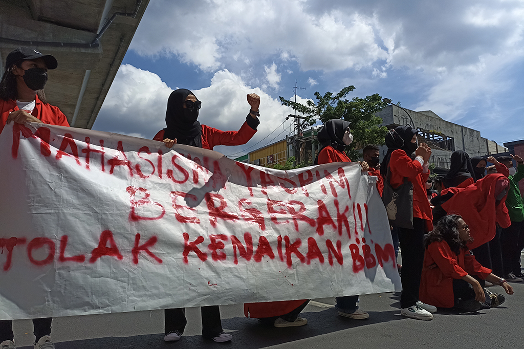 Humas BEM Yaspim Makassar, Anchik Yunarto, mengatakan bahwa aksi unjuk rasa yang mereka lakukan adalah untuk menolak dengan tegas penundaan pemilihan umum (Pemilu) yang akan dilaksanakan pada 2024 mendatang dan tiga periode Joko Widodo. 