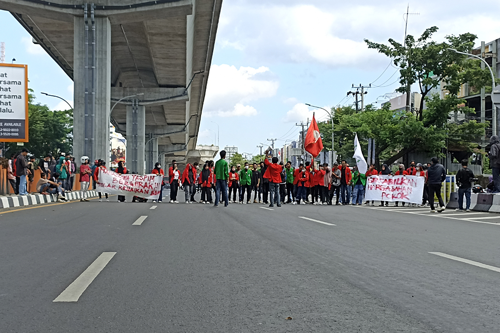 Aksi unjuk rasa mahasiswa di Kota Makassar, Sulawesi Selatan mulai berjalan. Bahkan dua kelompok mahasiswa yang datang menutup dua jalur jalan protokol. 