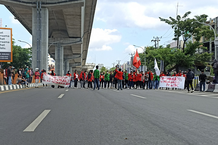 Aksi unjuk rasa mahasiswa di Kota Makassar, Sulawesi Selatan mulai berjalan. Bahkan dua kelompok mahasiswa yang datang menutup dua jalur jalan protokol. 