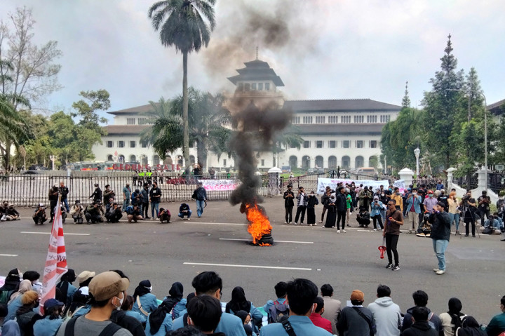 Selain tuntutan terkait pemilu, mahasiswa juga menolak wacana perpanjangan masa jabatan presiden tiga periode, hingga menuntut kebijakan pemerintah terkait pajak, BBM, bahan pokok, dan lainnya.