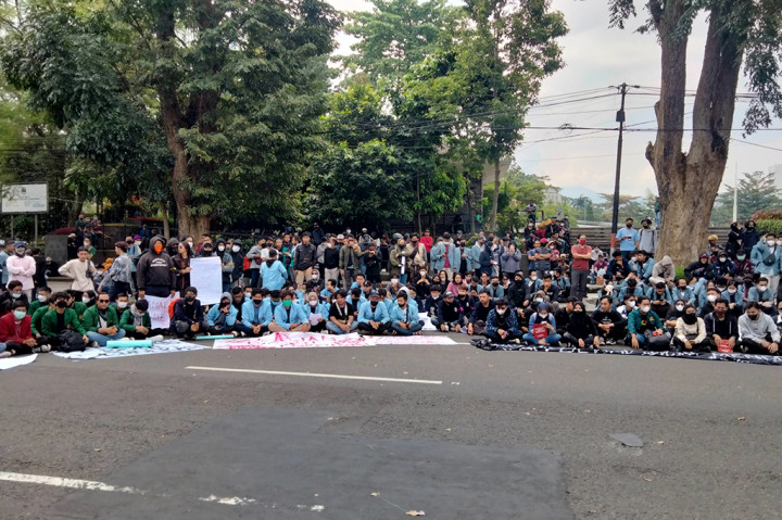 Mahasiswa dari berbagai Universitas di Bandung Raya melakukan aksi unjuk rasa di depan kantor Gubernur Jawa Barat atau Gedung Sate, pada Senin, 11 April 2022. 
