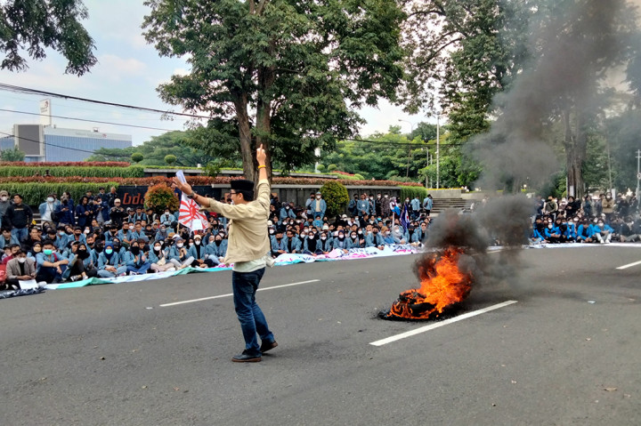 Aksi ini merupakan unjuk rasa yang digelar serentak dengan tuntutan yang sama, menolak wacana penundaan Pemilu 2024. 