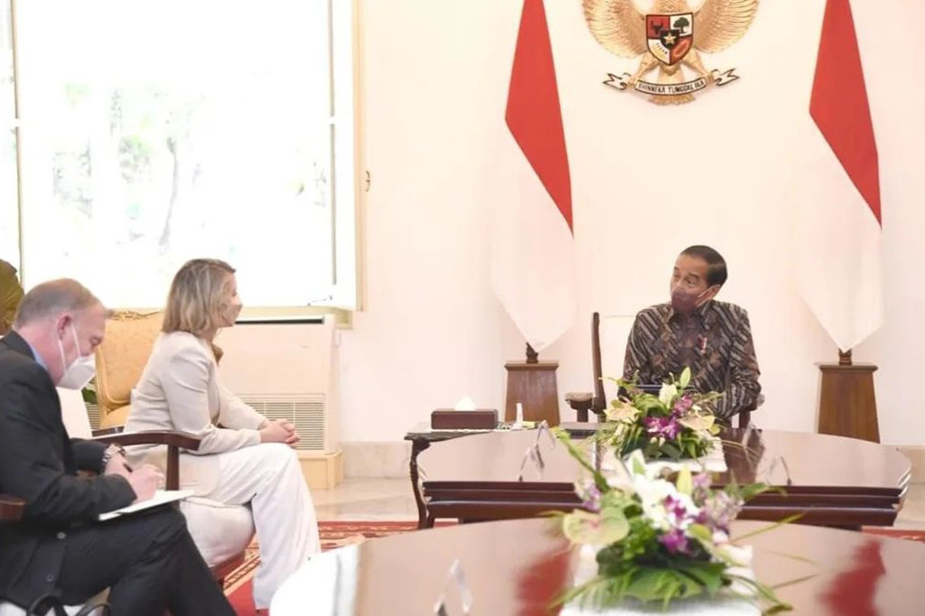 Presiden Joko Widodo menerima kunjungan kehormatan Menteri Luar Negeri (Menlu) Kanada, Melanie Joly, bersama delegasi terbatas di Istana Merdeka, Jakarta, Senin, 11 April 2022.