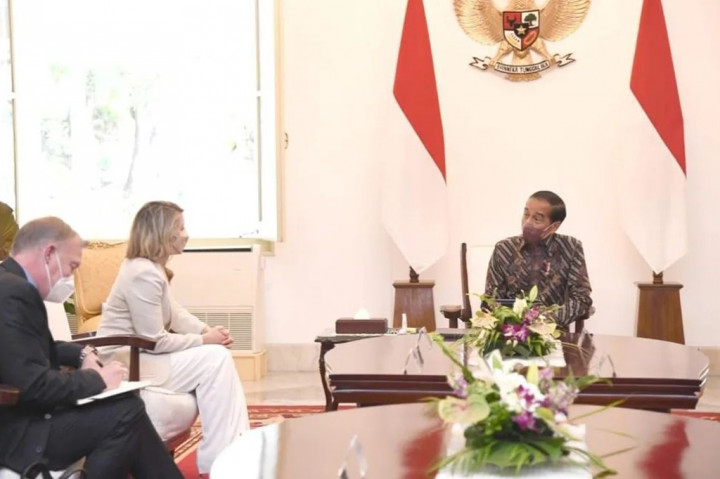 Presiden Joko Widodo menerima kunjungan kehormatan Menteri Luar Negeri (Menlu) Kanada, Melanie Joly, bersama delegasi terbatas di Istana Merdeka, Jakarta, Senin, 11 April 2022.