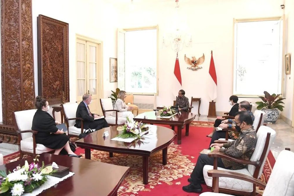 Dalam pertemuan tersebut, Indonesia dan Kanada juga membahas terkait kerja sama ekonomi kedua negara mengingat Kanada merupakan salah satu mitra perdagangan dan investasi yang cukup penting bagi Indonesia untuk kawasan Amerika Utara. 