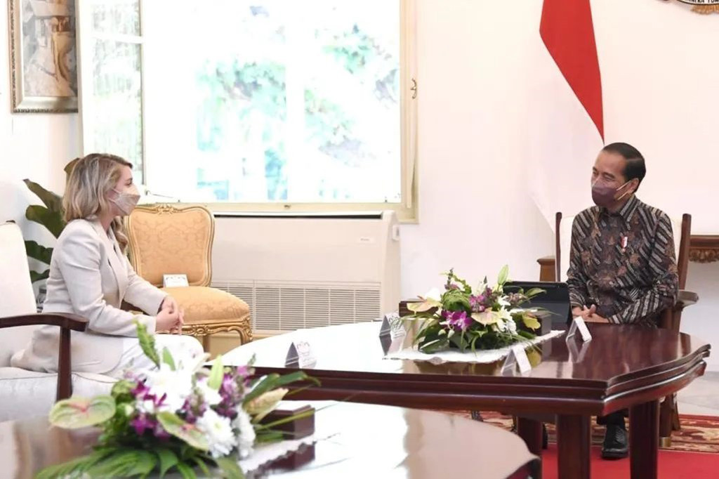 Presiden Jokowi pun menekankan pentingnya kedua negara untuk terus memperkuat hubungan kerja sama di bidang ekonomi, salah satunya dengan mengintensifkan negosiasi Comprehensive Economic Partnership Agreement (CEPA) yang sudah dimulai negosiasinya sejak bulan Maret yang lalu. 