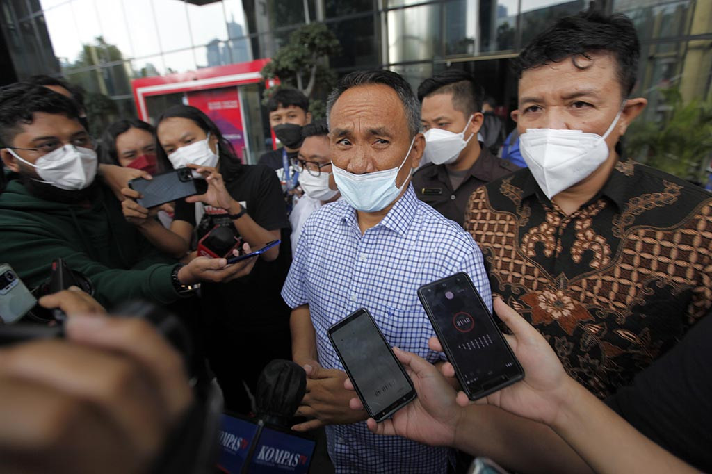 Ketua Badan Pemenangan Pemilu (Bapilu) Partai Demokrat Andi Arief menjawab pertanyaan wartawan usai dimintai keterangan di Gedung Komisi Pemberantasan Korupsi (KPK), Rasuna Said, Jakarta.