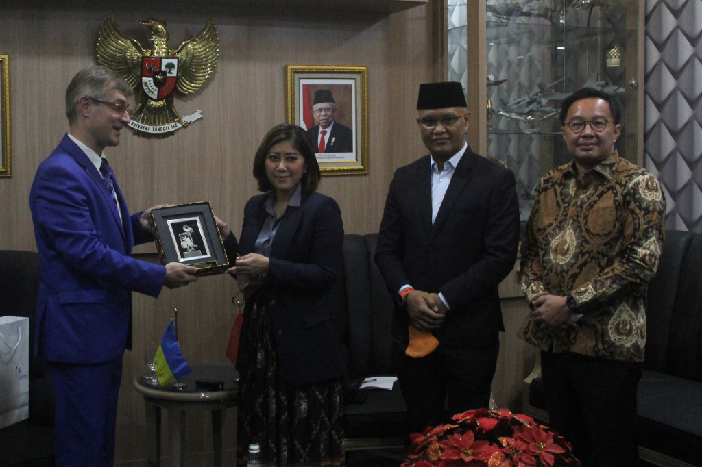 Ketua Komisi 1 DPR RI Meutya Hafid (kdua dari kiri) bersama dengan Anggota Komisi I DPR RI Sukamta (kedua dari kanan) dan Anggota Komisi I DPR RI Bobby Adhityo Rizaldi (kanan) saat meneriema Duta Besar Republik Ukraina untuk Indonesia Vasyl Hamianin (kiri) di Gedung Nusatara II, Komplek Parlemn Senayan, Jakarta. Senin, 11 April 2022.